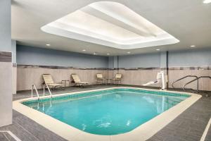 a pool with a skylight in a hotel room at Courtyard by Marriott Columbia in Columbia