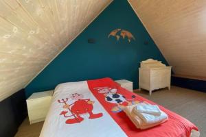 a childs room with a bed in a attic at La jonquille in Gramat