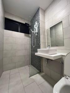 y baño con ducha y lavamanos. en Kota Kinabalu City Centre @ The Shore by Casa Yolo en Kota Kinabalu