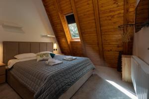 una camera con un letto in una cabina di legno di forest angel rg a Ravna Gora