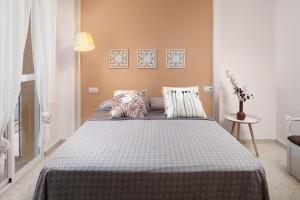 um quarto com uma cama grande e almofadas em Brisa del mar em Chilches