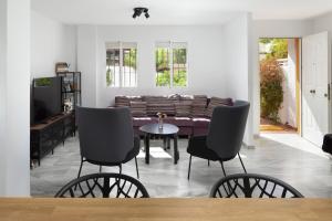 - un salon avec un canapé, deux chaises et une table dans l'établissement Brisa del mar, à Xilxes