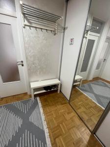 ein leeres Zimmer mit einer Tür und einem Spiegel in der Unterkunft SASE Apartment in Sarajevo