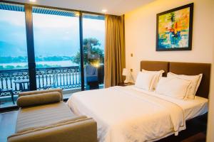 ein Schlafzimmer mit einem großen Bett und einem Balkon in der Unterkunft Mr. Boss House Apartment in Đà Nẵng