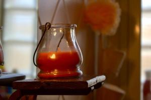 um frasco de vidro cheio de líquido sentado numa mesa em Casa Arcobaleno em Marsala