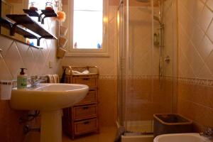 W łazience znajduje się umywalka i prysznic. w obiekcie Casa Arcobaleno w mieście Marsala