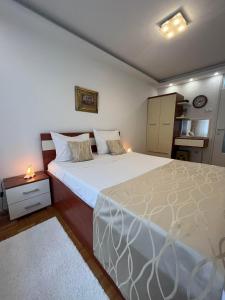 ein Schlafzimmer mit einem großen weißen Bett in einem Zimmer in der Unterkunft SASE Apartment in Sarajevo