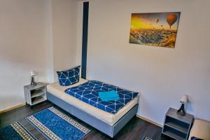 1 dormitorio con 1 cama y una foto de un globo de aire caliente en BIG Apartment bis 7 Personen, en Solingen