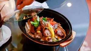 Makanan di atau berdekatan hotel