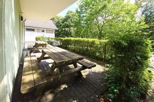 - une table de pique-nique en bois sur la terrasse d'une maison dans l'établissement Gästehaus Bigge Elements, à Olpe