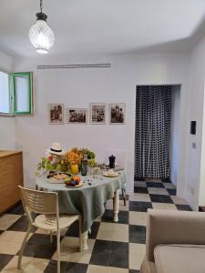ein Esszimmer mit einem Tisch mit Essen drauf in der Unterkunft Casa Don Michele in Letojanni