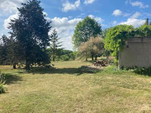 Vonkajšia záhrada v ubytovaní Calme et tranquillité à la campagne