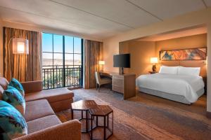 Postel nebo postele na pokoji v ubytování The Westin Lake Las Vegas Resort & Spa