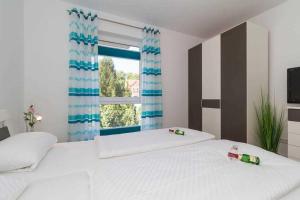 レリクにあるFerienwohnung Ostseebrise Rerikのベッドルーム1室(白いベッド2台、窓付)