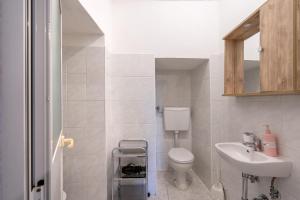 uma pequena casa de banho com WC e lavatório em La casa di pietra location Rosy em Monopoli