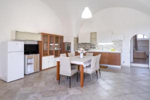 Una cocina y un comedor con mesa y sillas. en La casa di pietra location Rosy, en Monopoli 13 fotos más