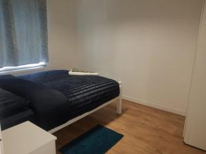 ein kleines Schlafzimmer mit einem Bett und einem Fenster in der Unterkunft Rahal Concord in London