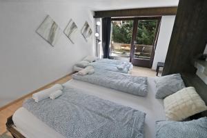Cette chambre comprend 2 lits avec des oreillers. dans l'établissement Studio rénové à côté des pistes, à Saas-Fee