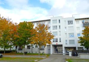 een wit gebouw met bomen ervoor bij Karls Apartment - B24 in Gera