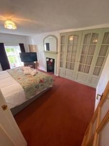 Schlafzimmer mit einem Bett und einem roten Teppich in der Unterkunft Clearwater 17th Century Cottage in Richmond