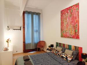 By Born Rooms في برشلونة: غرفة نوم بسرير ودهان على الحائط