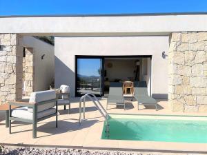 eine Terrasse mit Stühlen und einem Pool in der Unterkunft Casa di Bà - villa 2 chambres avec piscine à 10 minutes des plages in 