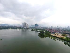 - une vue aérienne sur une rivière avec une ville dans l'établissement 6pax Modern Style Netflix M18 Lake Park Metropolitan D, à Kuala Lumpur