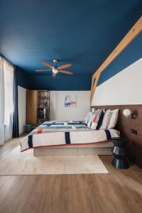 a bedroom with a bed and a blue ceiling at Café Koophandel in Ouddorp