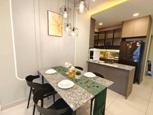 une cuisine avec une table et des chaises dans l'établissement 6pax Modern Style Netflix M18 Lake Park Metropolitan D, à Kuala Lumpur