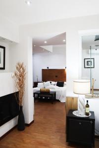 een kamer met een slaapkamer met een bed en een open haard bij Villa Alba Boutique Hotel in Pescara