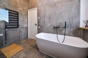 考納斯的住宿－MG - Namai，一间位于客房内的带白色浴缸的浴室