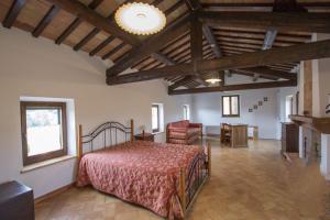 1 dormitorio con 1 cama en una habitación con techos de madera en Villa Serena - Homelike Villas en SantʼAngelo in Pontano