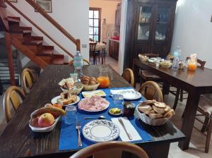 un tavolo in legno con sopra del cibo di B&B S'Archiotta a Buggerru