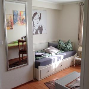 1 dormitorio con cama y espejo en Landpension Villa Dominikus, en Mömbris