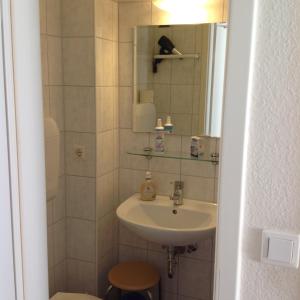 y baño con lavabo y espejo. en Landpension Villa Dominikus, en Mömbris