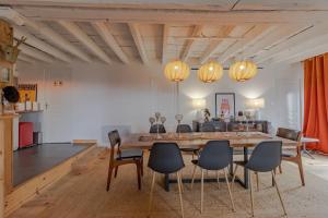 una sala da pranzo con un grande tavolo in legno e sedie di La Dordogne en Périgord a Salagnac Altre 25 foto