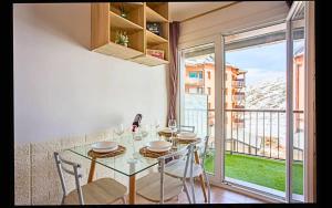 jadalnia ze szklanym stołem i balkonem w obiekcie Terraza espectacular sol y vistas w mieście Pas de la Casa