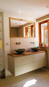 uma casa de banho com 2 lavatórios e um espelho em Grüne Oase em Kiel