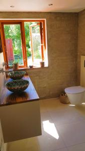 uma casa de banho com duas tigelas num balcão com um WC em Grüne Oase em Kiel
