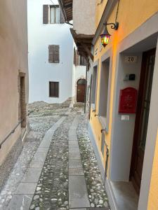 un callejón entre dos edificios en Alla Casa Medievale, en Cividale del Friuli