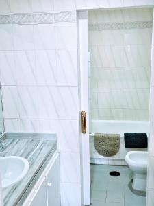 Kúpeľňa v ubytovaní Monte Duquesa - 4 bedroom apt, 3 bathrooms close to Port and Beach, communal pool