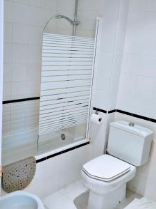Kúpeľňa v ubytovaní Monte Duquesa - 4 bedroom apt, 3 bathrooms close to Port and Beach, communal pool