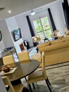 Posedenie v ubytovaní Monte Duquesa - 4 bedroom apt, 3 bathrooms close to Port and Beach, communal pool