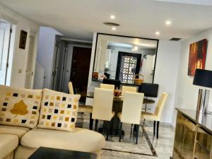 Posedenie v ubytovaní Monte Duquesa - 4 bedroom apt, 3 bathrooms close to Port and Beach, communal pool