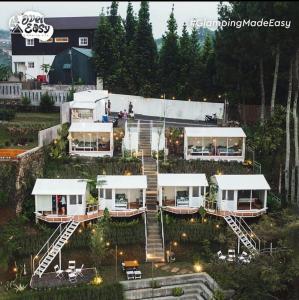 eine Luftansicht eines Hauses mit einer Treppe in der Unterkunft Over Easy Glamping Site in Bandung