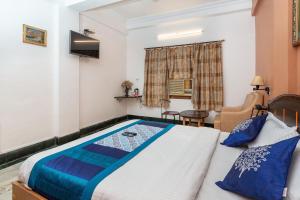 เตียงในห้องที่ Collection O 5377 Hotel Raaj Bhaavan