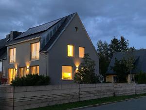 a house with lights in the windows of it at Das Lavendelhaus Weißenstadt Unser modernes und gemütliches Ferienhaus im Fichtelgebirge in Weißenstadt