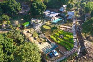 una vista aérea de una casa con patio en A Little Hill Retreat en Hòa Bình