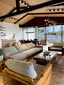 sala de estar con sofás, mesa y sillas en A Little Hill Retreat en Hòa Bình