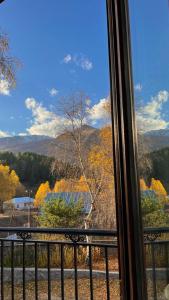 卡茲別吉的住宿－Garemta，窗户享有山脉和树木的景致。
